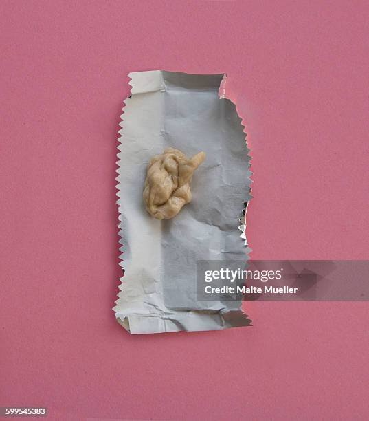 chewing gum on wrapper over pink background - chewing gum pack photos et images de collection