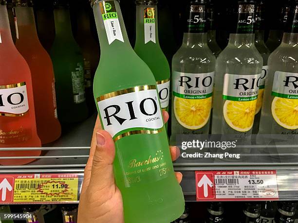 Bebida Rio Bottled Cocktail Photos and Premium High Res Pictures - Getty Images