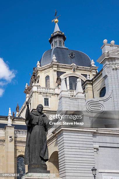 statue of pope john paul ii in front of almudena cathedral in madrid city center, spain, europe - catedral de la almudena stock pictures, royalty-free photos & images