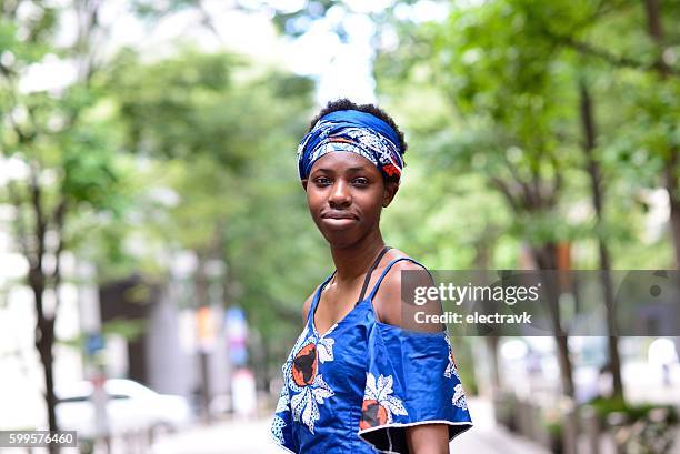 woman in west african dress - áfrica del oeste fotografías e imágenes de stock