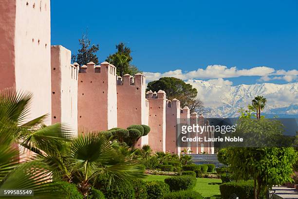 city walls and atlas mountains, marrakesh, morocco - castle wall bildbanksfoton och bilder