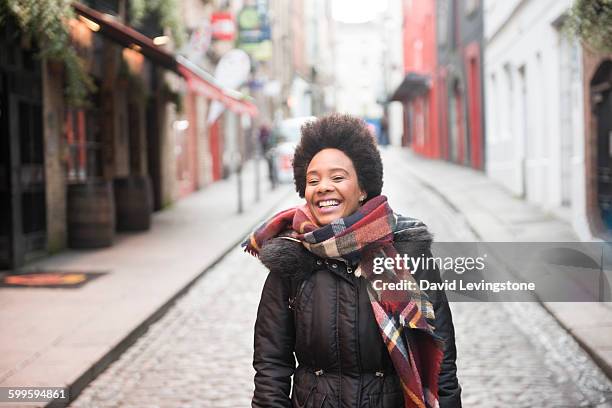 young women walking around temple bar, dublin - temple bar dublin stock-fotos und bilder