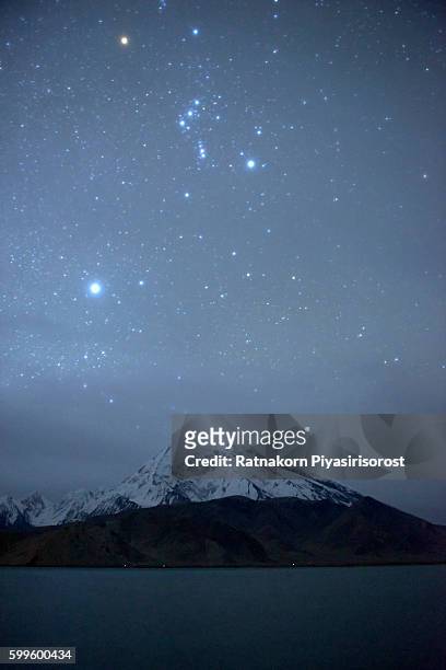 starry night of mount muztag ata, the father of ice mountains - k2 mountain stock-fotos und bilder