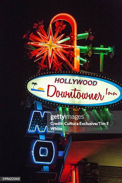 hollywood neon sign at night, los angeles, california, usa - cultura americana stock-fotos und bilder