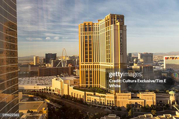 the strip at sunrise with the palazzo hotel, las vegas, nevada, usa - cultura americana stock-fotos und bilder