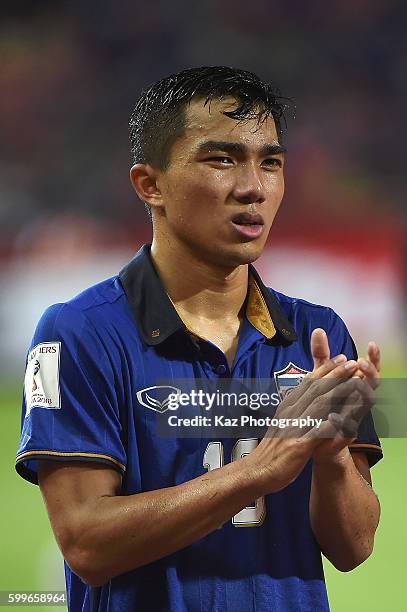 Chanathip Songkrasin of Thailand thanks the fans during the 2018 FIFA World Cup Qualifier between Thailand and Japan at the Rajamangala National...