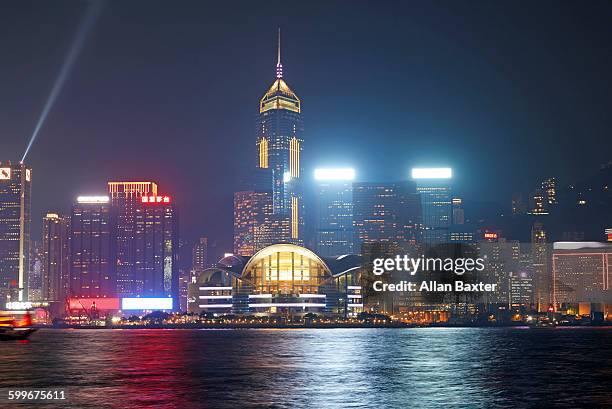 skyline along victoria harbour waterfront at nigh - central plaza hong kong stock-fotos und bilder