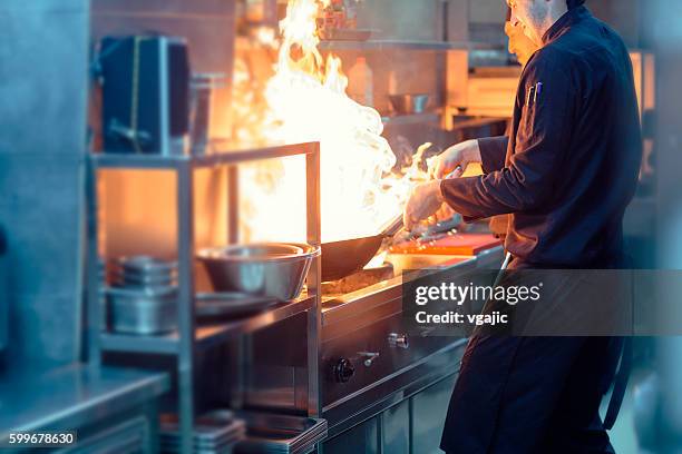 中華鍋��で食事を準備するシェフ。 - wok ストックフォトと画像