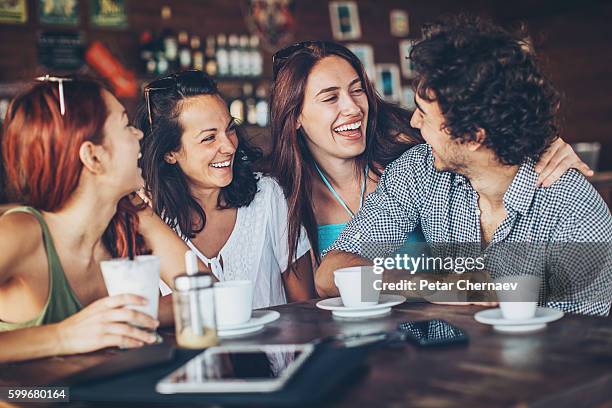 man chatting with group of young women - man met een groep vrouwen stockfoto's en -beelden