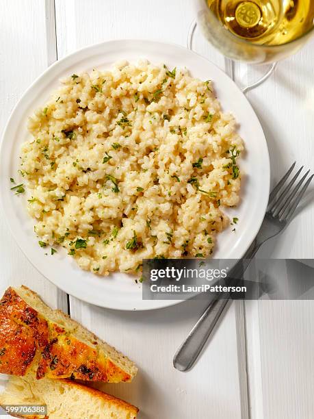 risotto avec persil frais - high key photos et images de collection