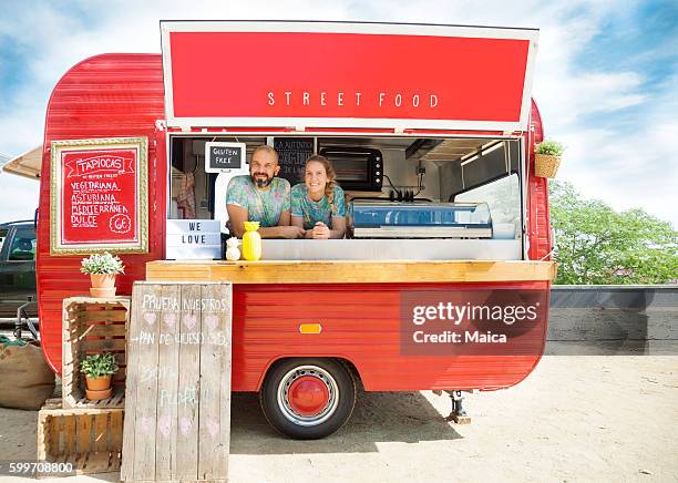 camion di cibo e dei proprietari - furgone ambulante foto e immagini stock