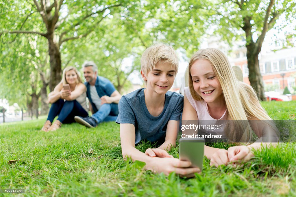 Kinder mit Handy im Park