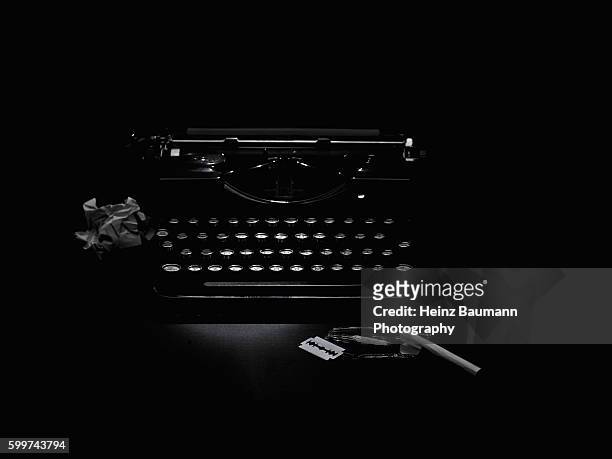 the cocaine addicted novelist - vintage typewriter with the utensils of a cocaine addict in the foreground - heinz baumann stock-fotos und bilder