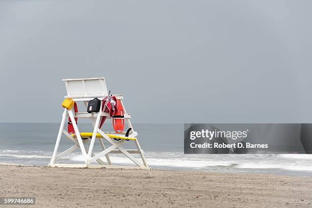 overcast day at the beach - cabina del guardaspiaggia foto e immagini stock