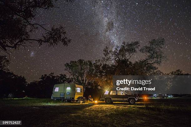 caravan camping under the stars in outback austral - camping at night stockfoto's en -beelden