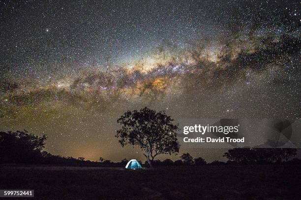 tent in the outback under the milky way. - via lactea fotografías e imágenes de stock