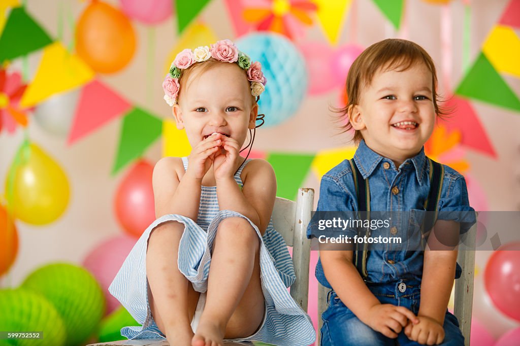 Mignons jumeaux tout-petits à la fête d’anniversaire