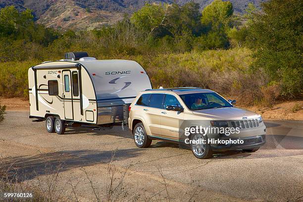 jeep tirando de un camper sónico horizontal - remolcar fotografías e imágenes de stock