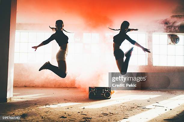 baile de potencia.   - dancers silhouettes fotografías e imágenes de stock