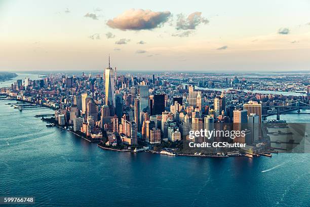 the city of dreams, l’horizon de new york au crépuscule - manhattan skyline photos et images de collection