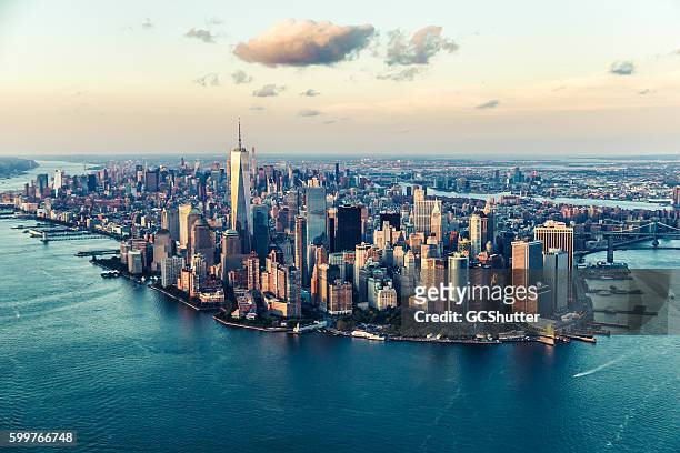 la città dei sogni, lo skyline di new york al crepuscolo - skyline foto e immagini stock