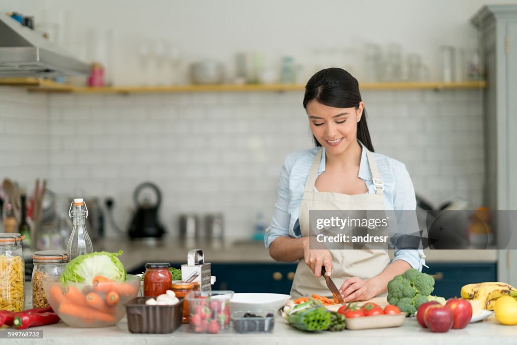 Mujer cocinando en casa