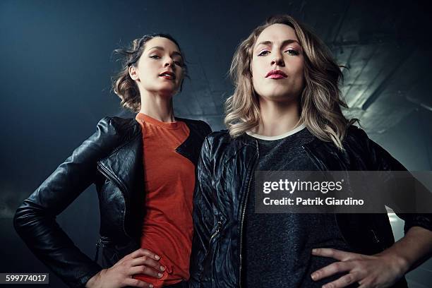 girls having fun - stolz stock-fotos und bilder