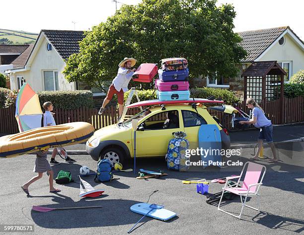 family packing car for holiday - buntes hemd stock-fotos und bilder