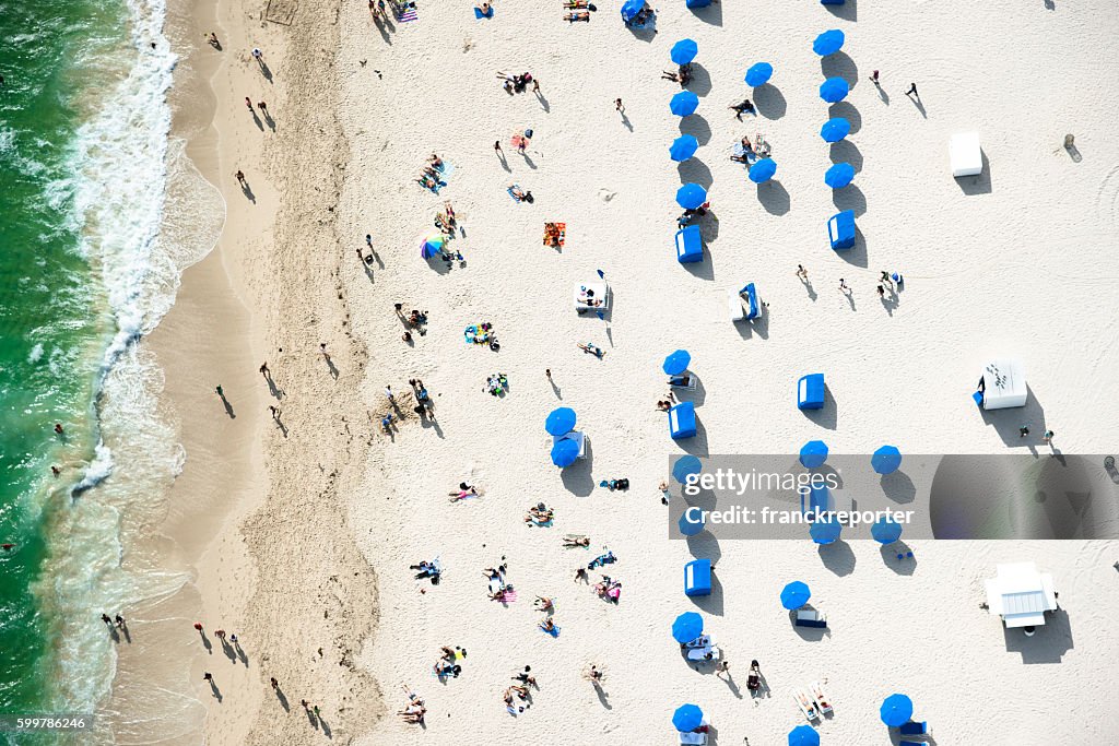 Menschenmengen Sonnenbaden am Strand in miami