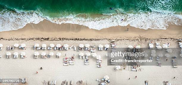 観光、ビーチでの日光浴にマイアミ - miami beach ストックフォトと画像