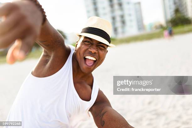 hombre africano bailando en miami beach - música latinoamericana fotografías e imágenes de stock