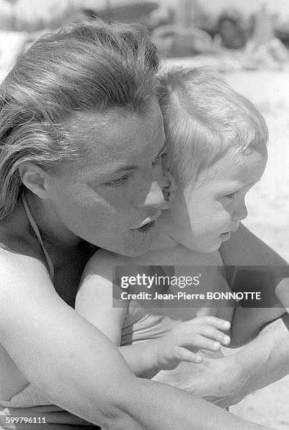 Romy Schneider et son fils David en septembre 1968 à Saint-Tropez, France .