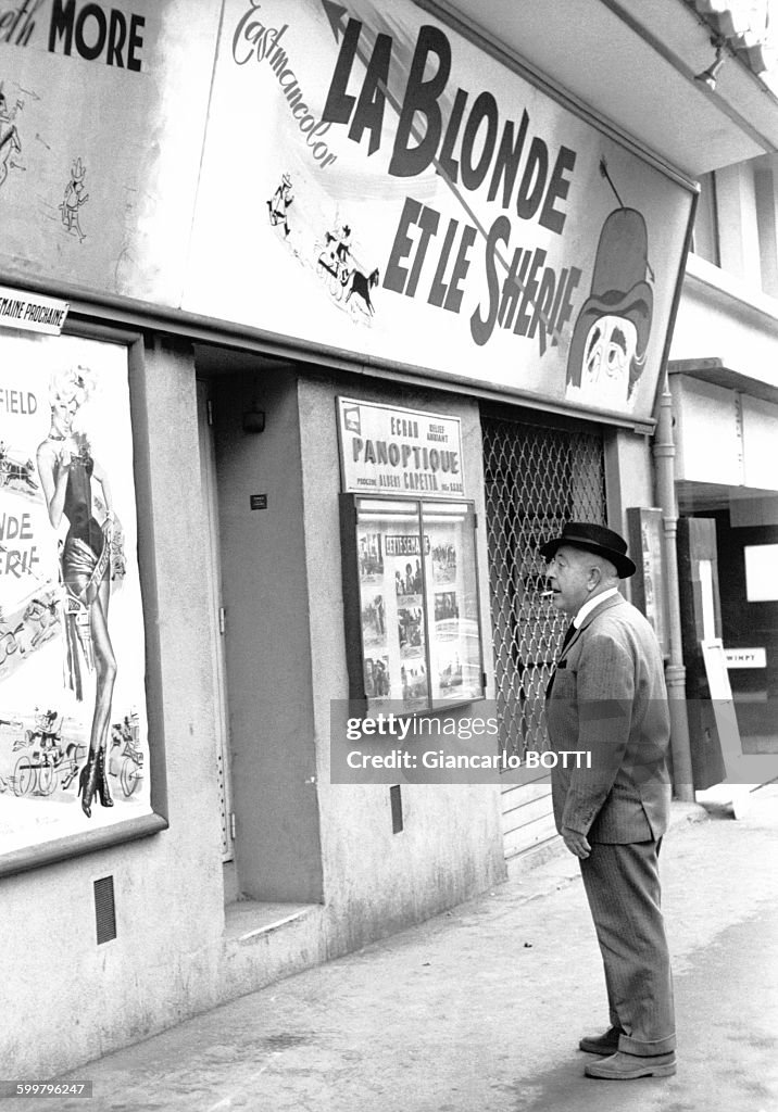 Le poète Jacques Prévert se promène dans Paris