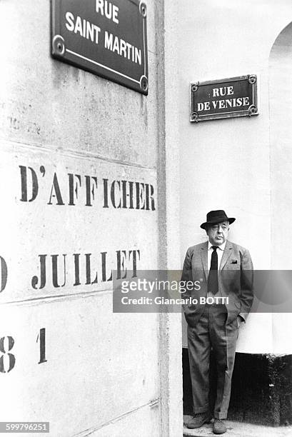 Le poète Jacques Prévert se promène dans Paris, circa 1960, en France .