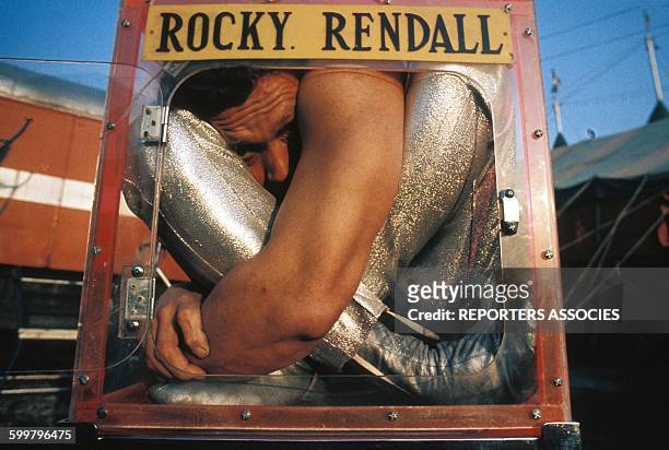 Le contorsionniste suisse Rocky Rendall répète son numéro, en France .