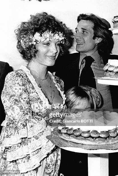 Romy Schneider, Daniel Biasini et David derrière le gâteau lors de leur mariage le 18 décembre 1975 à Berlin, Allemagne .