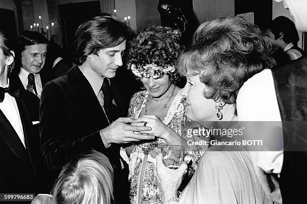 Romy Schneider, Daniel Biasini et Magda Schneider lors de leur mariage le 18 décembre 1975 à Berlin, Allemagne .