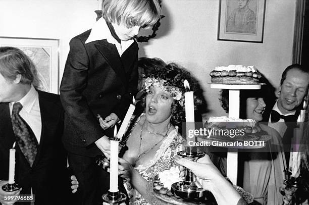 Romy Schneider et son fils David lors de son mariage avec Daniel Biasini le 18 décembre 1975 à Berlin, Allemagne .