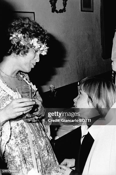 Romy Schneider et son fils David lors de son mariage avec Daniel Biasini le 18 décembre 1975 à Berlin, Allemagne .