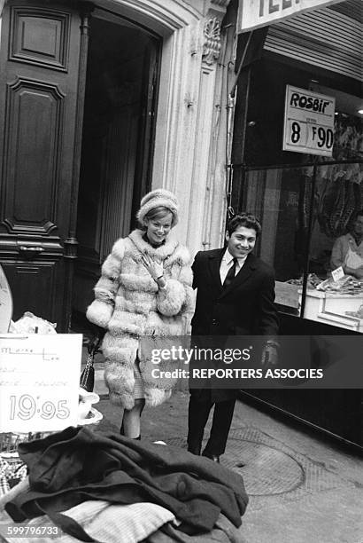 La fille du diplomate libanais Anne de Zogheb et le chanteur Paul Anka à Paris, circa 1960, en France .