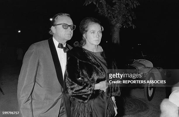 Actrice suédoise Ingrid Bergman au bras de son 3ème mari, le producteur de cinéma Lars Schmidt, circa 1960, en France .