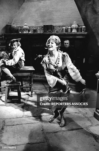 Actrice italienne Claudia Cardinale sur le tournage du film réalisé par Philippe de Broca 'Cartouche' en 1962, en France .