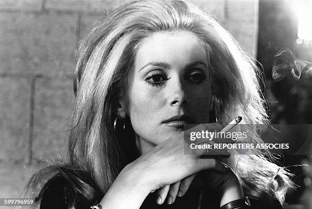 Catherine Deneuve fumant une cigarette en France, circa 1970 . News Photo - Getty Images Catherine Deneuve fumant une cigarette en France, circa 1970 . News Photo - Getty Images