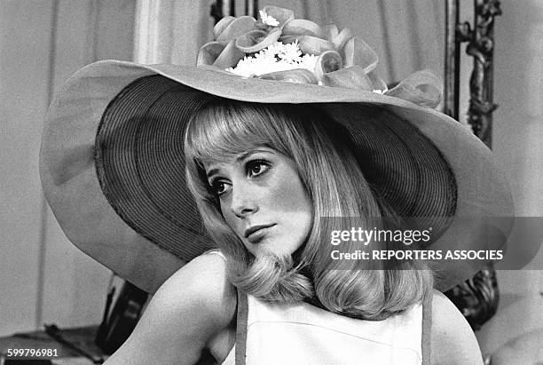 Catherine Deneuve sur le tournage 'Des demoiselles de Rochefort' en 1967 en France .