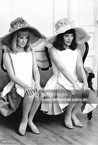 Françoise Dorléac et Catherine Deneuve sur le tournage 'Des demoiselles de Rochefort' en 1967 en France .