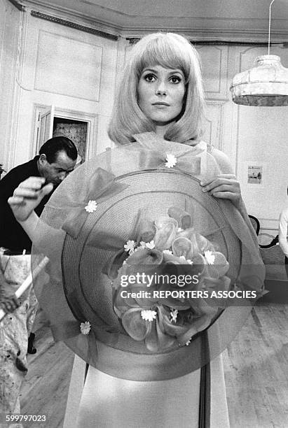 Catherine Deneuve sur le tournage 'Des demoiselles de Rochefort' en 1967 en France .