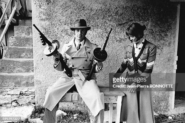 Jean-Paul Belmondo et Catherine Rouvel sur le tournage du film 'Borsalino' réalisé par Jacques Deray en 1969 à Marseille, France .