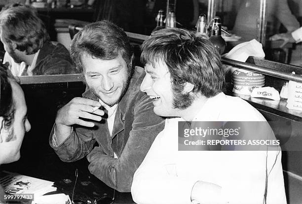 Johnny Hallyday dans un bar avec des amis en France, circa 1960 .