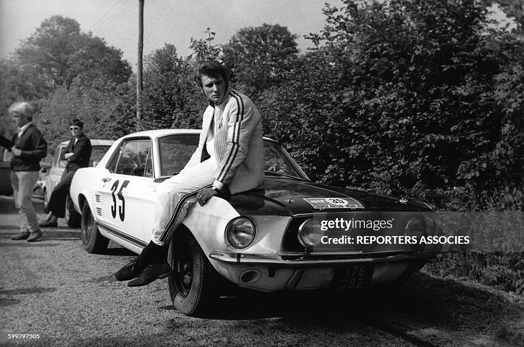 Johnny Hallyday participe à un rallye au volant d'une Ford Mustang