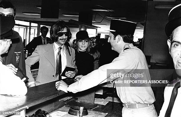 Le batteur des Beatles Ringo Starr passe la douane à l'aéroport, circa 1960, en France .